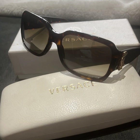 Versace womens sunglasses with bow tie sides - Picture 4 of 4
